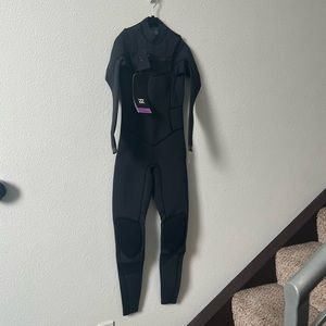Billabong wetsuit NWT